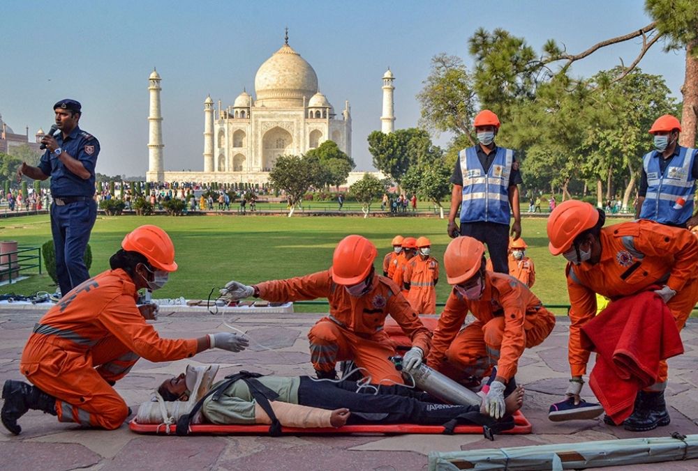'आजादी का अमृत महोत्सव' के तहत आगरा के ताजमहल परिसर में एनडीआरएफ की टीम की ओर से किया गया मॉक ड्रिल