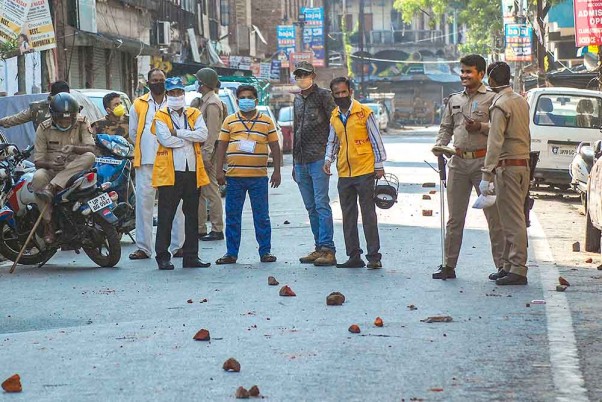 कानपुर में गुलाब घोसी मस्जिद के पास हॉटस्पॉट क्षेत्र में कोरोना संदिग्धों की जांच के लिए पहुंची मेडिकल टीम और पुलिस अधिकारियों पर कथित तौर पर पथराव