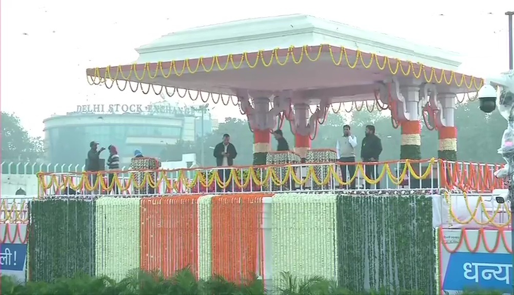 रामलीला मैदान में अरविंद केजरीवाल के शपथ ग्रहण समारोह की तैयारियां