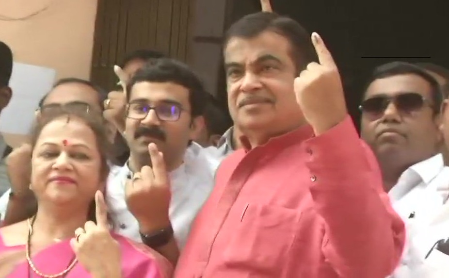 केंद्रीय मंत्री और नागपुर से भाजपा उम्मीदवार नितिन गडकरी ने नागपुर संसदीय क्षेत्र के पोलिंग बूथ नंबर 220 पर अपना वोट डाला