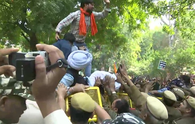 राफेल मामले में आम आदमी पार्टी के कार्यालय के बाहर धरना-प्रदर्शन करते भाजपा कार्यकर्ता, सीएम अरविंद केजरीवाल से माफी की मांग