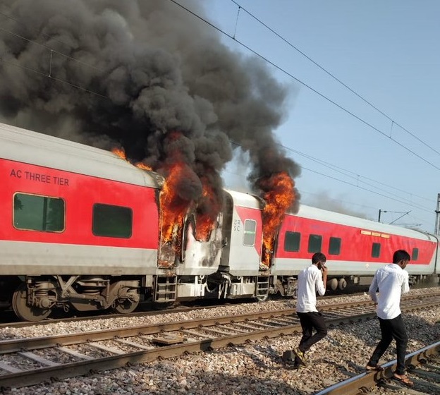 हरियाणा के असोती-बल्लभगढ़ के पास तेलंगाना एक्सप्रेस में आग लग गई, हालांकि दमकल विभाग ने आग पर जल्द ही काबू पा लिया