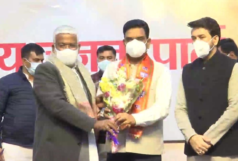 लखनऊ में भाजपा प्रदेश अध्यक्ष स्वतंत्र देव सिंह की मौजूदगी में पार्टी में हुए शामिल पूर्व आईपीएस असीम अरुण
