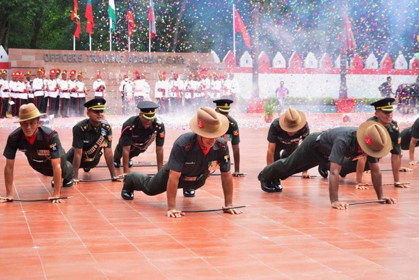 गया में अधिकारी प्रशिक्षण अकादमी (ओटीए) के पासिंग आउट परेड में भाग लेते कैडेट