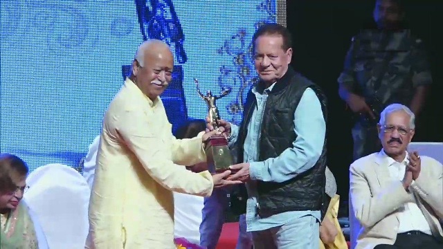 बॉलीवुड के मशहूर पटकथा लेखक और सुपरस्टार सलमान खान के पिता सलीम खान को 77वें मास्टर दीनानाथ मंगेशकर अवॉर्ड से सम्मानित करते आरएसएस प्रमुख मोहन भागवत