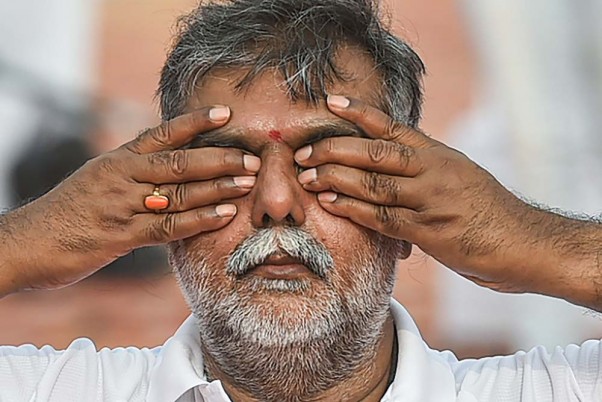 नई दिल्ली के लाल किले में अंतर्राष्ट्रीय योग दिवस पर योग करते संस्कृति और पर्यटन मंत्री प्रहलाद सिंह पटेल