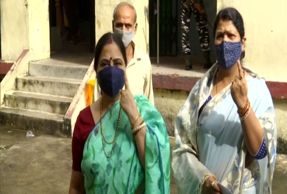 पश्चिम बंगाल के भवानीपुर विधानसभा उपचुनाव में मतदान केंद्रों पर वोटिंग जारी