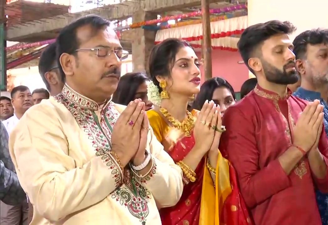 कोलकाता के सुरूचि संघ पंडाल में प्रार्थना करतीं तृणमूल कांग्रेस की सांसद नुसरत जहां और उनके पति निखिल जैन