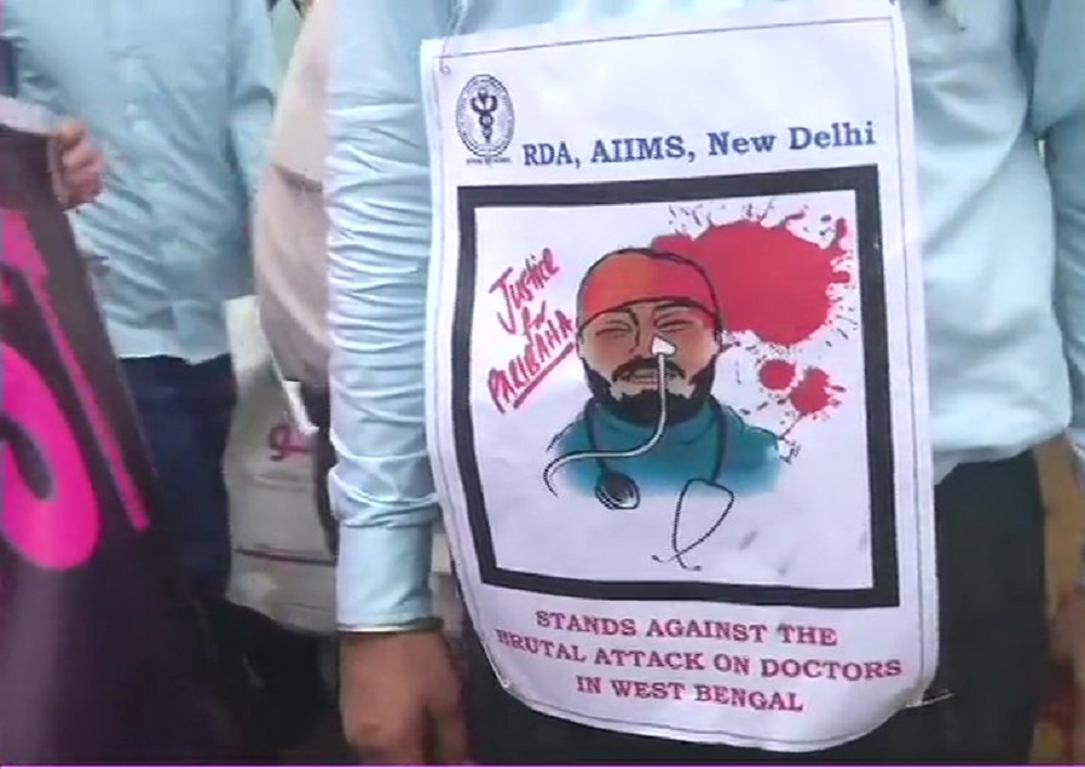 ऑल इंडिया इंस्टीट्यूट ऑफ मेडिकल साइंसेज (एम्स) के रेजिडेंट डॉक्टर्स एसोसिएशन ने पश्चिम बंगाल में डॉक्टरों के ऊपर हमलों के खिलाफ विरोध मार्च निकाला
