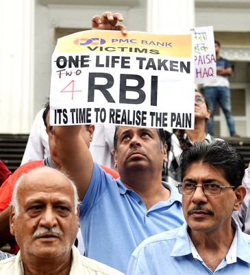 मुंबई में भारतीय रिजर्व बैंक के मुख्यालय के बाहर प्रदर्शन करते पंजाब और महाराष्ट्र सहकारी बैंक (पीएमसी) के खाताधारक