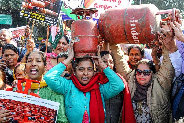 एलपीजी की कीमतों में बढ़ोतरी के विरोध में नारेबाजी करती पंजाब महिला कांग्रेस की कार्यकर्ता
