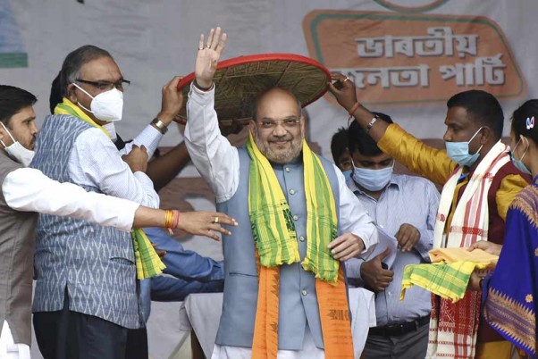भाजपा प्रत्याशी के समर्थन में जनसभा के दौरान 'असमिया जापी' से सम्मानित केंद्रीय गृह मंत्री अमित शाह