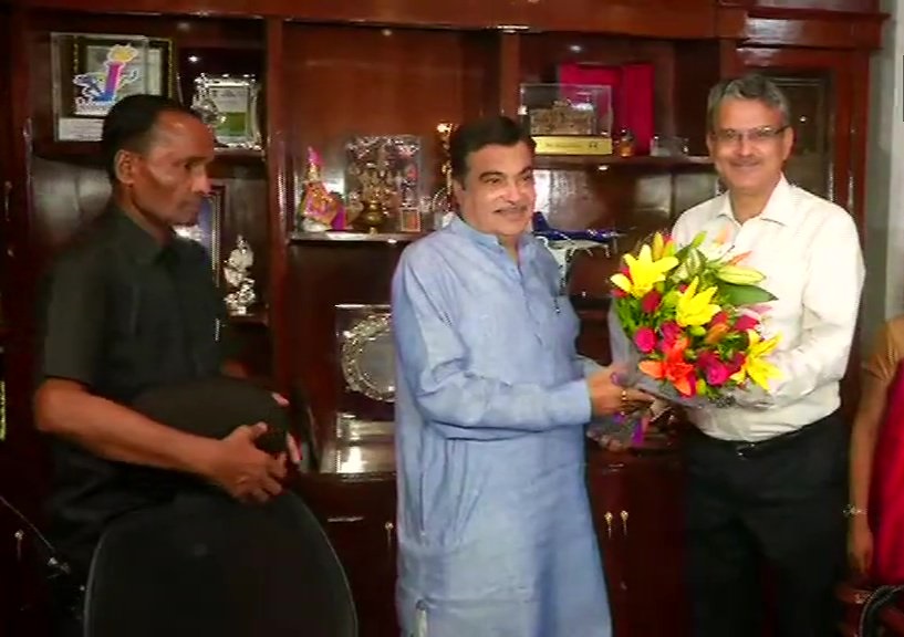 सड़क परिवहन और राजमार्ग मंत्रालय का प्रभार लेते हुए केंद्रीय मंत्री नितिन गडकरी