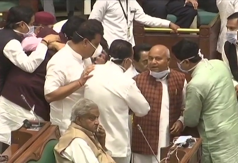 कोरोना वायरस का खौफ, विधानसभा की कार्यवाही के लिए मास्क लगाकर पहुंचे मध्यप्रदेश के मुख्यमंत्री कमलनाथ और अन्य विधायक