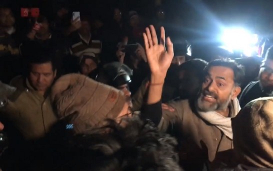 जेएनयू कैंपस के बाहर पहुंचे योगेंद्र यादव के साथ हुई धक्का मुक्की