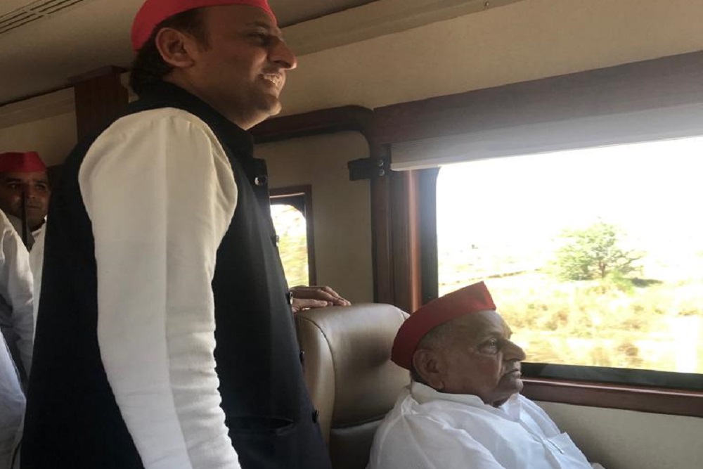 उत्तर प्रदेश की मैनपुरी लोकसभा सीट से समाजवादी पार्टी के नेता मुलायम सिंह यादव ने दाखिल किया नामांकन