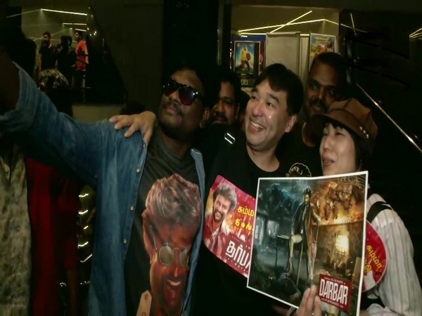साउथ के सुपरस्टार रजनीकांत की फिल्म 'दरबार' की रिलीज से पहले चेन्नई में थिएटरों के बाहर जश्न मनाते प्रशंसक