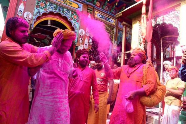 अयोध्या के हनुमान गढ़ी मंदिर में 