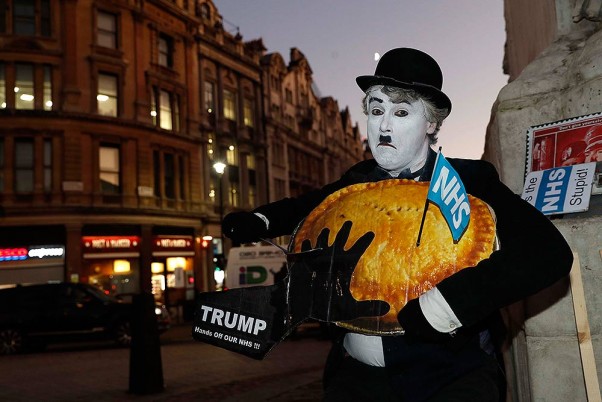 लंदन में नाटो शिखर सम्मेलन और अमेरिकी राष्ट्रपति डोनाल्ड ट्रम्प की यात्रा के खिलाफ प्रदर्शन के दौरान एक प्रदर्शनकारी