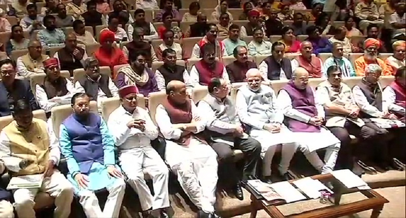 पार्लियामेंट लाइब्रेरी बिल्डिंग में भाजपा की संसदीय दल की बैठक के दोरान नेतागण