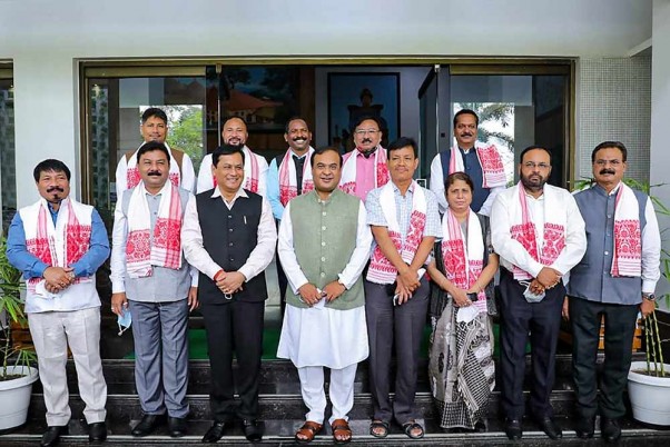 गुवाहाटी में भाजपा नेता सर्बानंद सोनोवाल के साथ असम के सीएम हिमंत बिस्वा सरमा