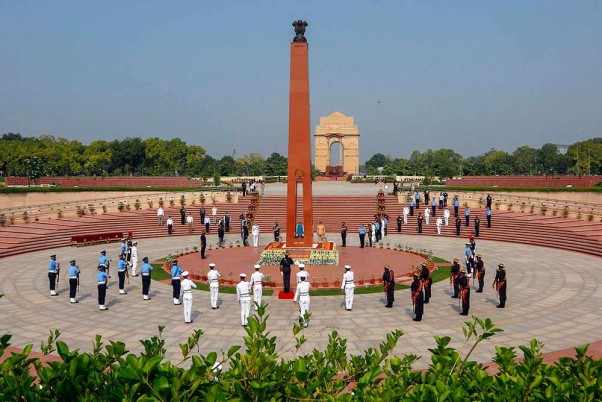 रक्षा मंत्री राजनाथ सिंह नई दिल्ली में कारगिल विजय दिवस के अवसर पर वार मेमोरियल में शहीदों को श्रद्धांजलि देते हुए