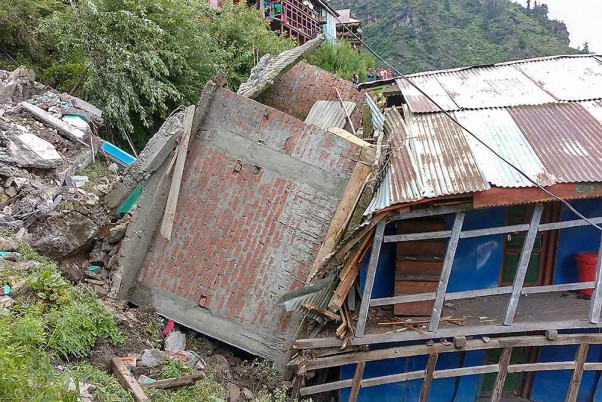 कुल्लू जिले में भारी बारिश के कारण मणिकरण घाटी के एक गांव में मकान ढहा