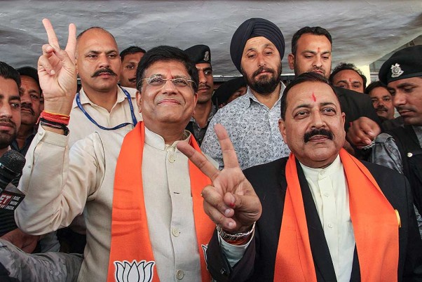 लोकसभा चुनाव से पहले उधमपुर-डोडा-कठुआ संसदीय क्षेत्र से अपना नामांकन दाखिल करने के बाद जीत का सिंबल बनाते केंद्रीय मंत्री जितेंद्र सिंह