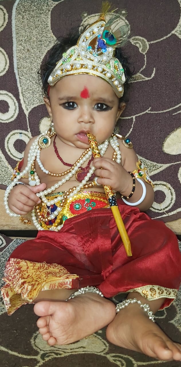 छत्तीसगढ़: जन्माष्टमी के खास अवसर पर श्रीकृष्ण के परिधान में सजा नन्हा बच्चा।