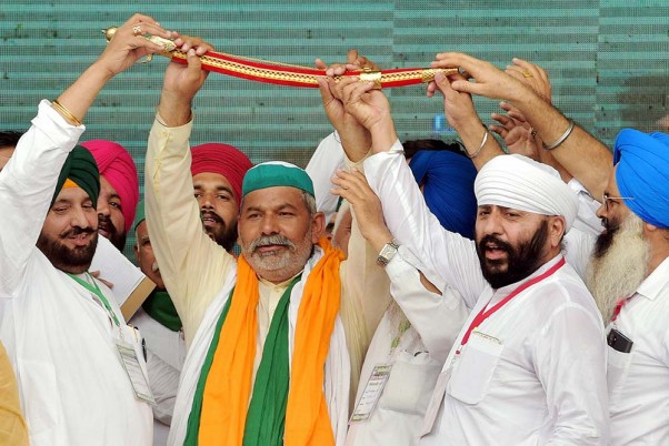 मुजफ्फरनगर किसान महापंचायत के दौरान अन्य लोगों के साथ भारतीय किसान यूनियन के प्रवक्ता राकेश टिकैत