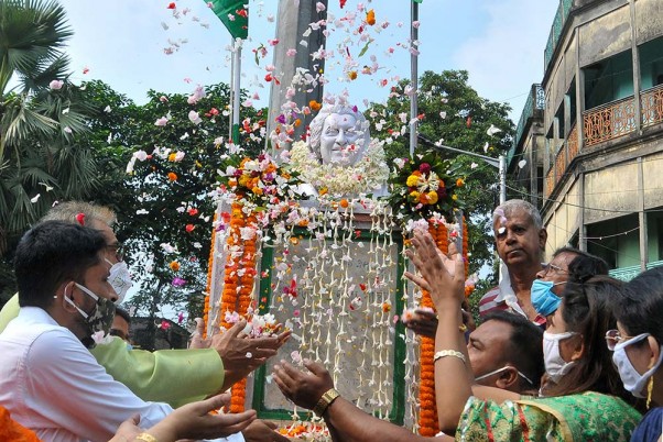 कोलकाता में पूर्व प्रधानमंत्री इंदिरा गांधी को उनकी जयंती पर पुष्पांजलि अर्पित करते भारतीय राष्ट्रीय ट्रेड यूनियन कांग्रेस के सदस्य