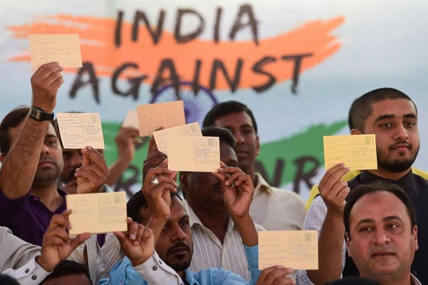 बेंगलुरु में सीएए, एनआरसी और एनपीआर के खिलाफ 'सत्याग्रह' के दौरान पोस्टकार्ड प्रदर्शित करते प्रदर्शनकारी