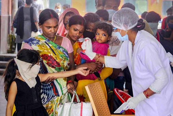 पटना में लॉकडाउन के बीच अपने घरों तक पहुंचने के लिए बसों में चढ़ने से पहले मेडिकल स्क्रीनिंग करवाते प्रवासी श्रमिक