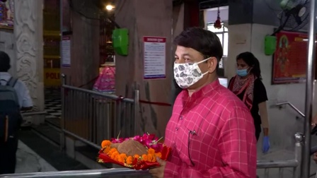 लॉकडाउन के पांचवे चरण के बीच दिल्ली के कनॉट प्लेस के हनुमान मंदिर पहुंचे बीजेपी सांसद मनोज तिवारी