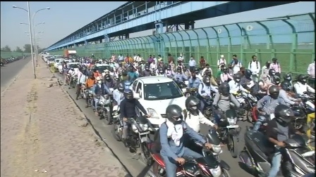 लॉकडाउन के चौथे चरण के बीच दिल्ली-नोएडा(यूपी) बॉर्डर के पास कालिंदी कुंज में लगा भारी जाम