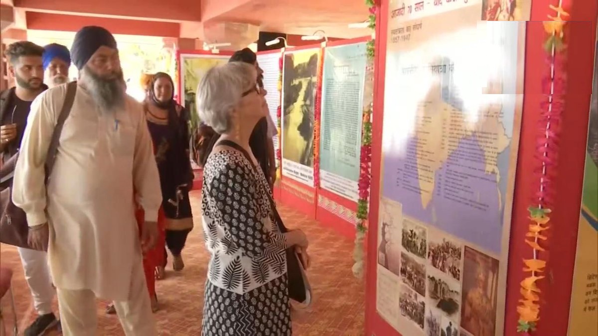 जलियांवाला बाग हत्याकांड के शताब्दी वर्ष के अवसर पर अमृतसर के जलियांवाला बाग में 'स्वतंत्रता आंदोलन' पर आयोजित तीन दिवसीय फोटो गैलरी का एक दृश्य