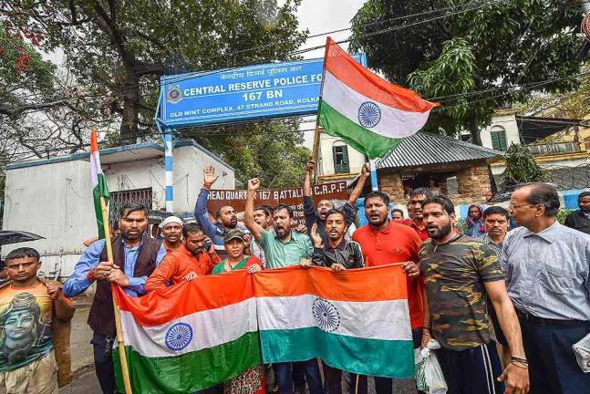 कोलकाता में एयर स्ट्राइक को लेकर जश्न मनाते लोग