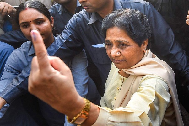 लखनऊ में वोट डालने के बाद अंगुली में लगी स्याही दिखातीं बसपा सुप्रीमो मायावती