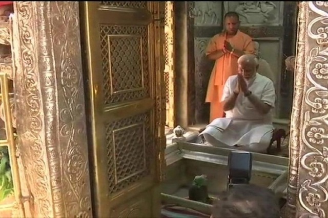 जनता को धन्यवाद देने के लिए वाराणसी पहुंचे पीएम मोदी ने की काशी विश्वनाथ मंदिर में पूजा-अर्चना
