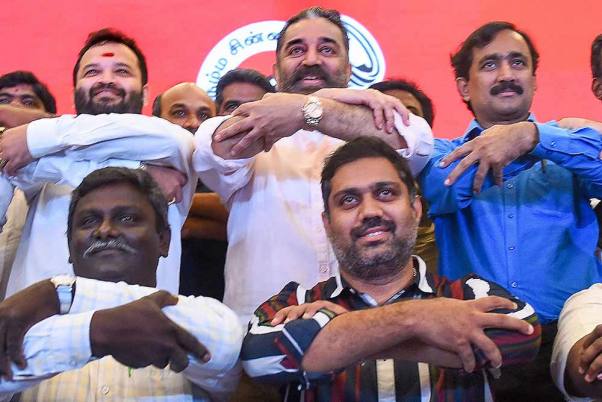 प्रेस कॉन्फ्रेंस के दौरान अभिनेता और एमएनएम के अध्यक्ष कमल हासन पार्टी के अन्य उम्मीदवारों के साथ