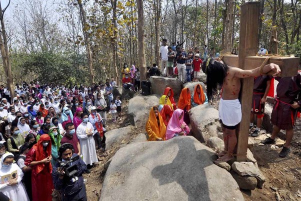 गुवाहाटी में गुड फ्राइडे पर ईसाई भक्तों से सामने सूली पर चढ़े ईसा मसीह