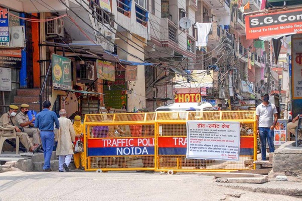 कोरोना के मद्देनजर लगाए गए लॉकडाउन के दौरान नोएडा सेक्टर-22 स्थित एक गांव के कोविड-19 हॉटस्पॉट सूची में आने के बाद पुलिस ने लगाया बैरिकेड