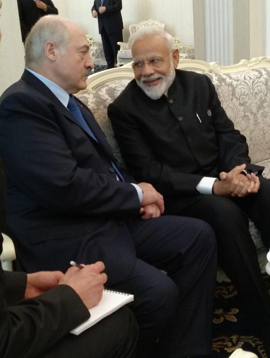 किर्गिस्तान के बिश्केक में शंघाई सहयोग संगठन के शिखर सम्मेलन में बेलारूस के राष्ट्रपति अलेक्जेंडर लुकाशेंको के साथ बैठक करते प्रधानमंत्री नरेंद्र मोदी।