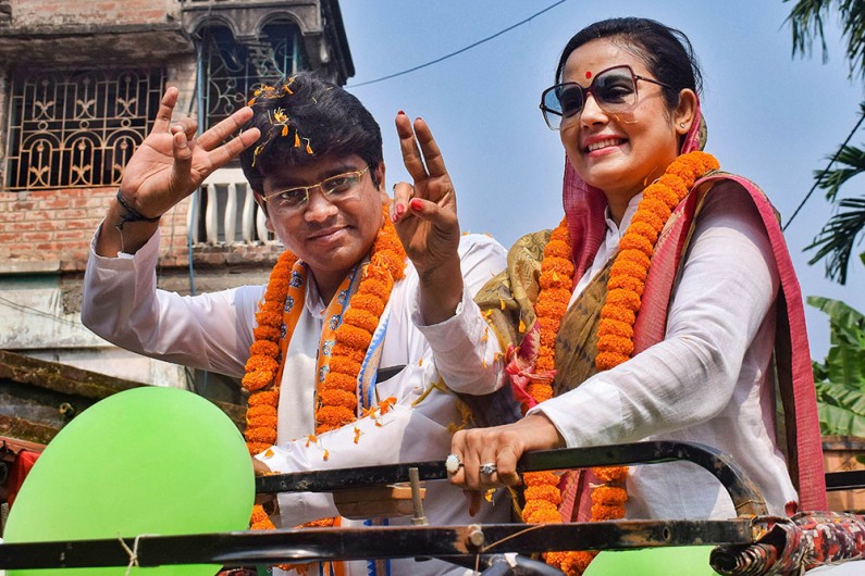 नदिया में शांतिपुर विधानसभा उपचुनाव के लिए पार्टी उम्मीदवार ब्रज किशोर गोस्वामी के साथ प्रचार करती टीएमसी सांसद महुआ मोइत्रा