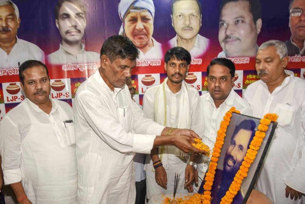 रामविलास पासवान के निधन के बाद पटना में उन्हें श्रद्धांजलि अर्पित करते लोजपा (एस) के अध्यक्ष सत्यानंद शर्मा