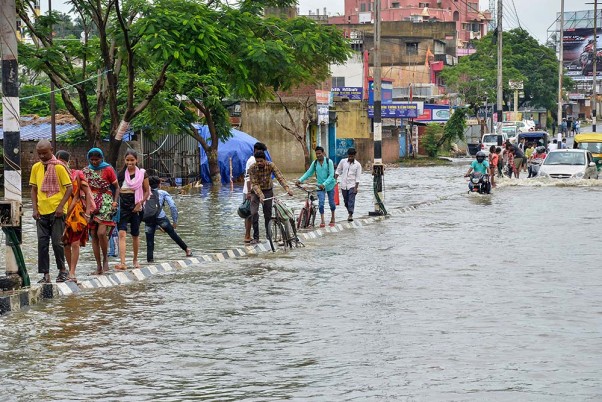रांची में भारी बारिश के बाद जलमग्न सड़कों से गुजरने को मजबूर जनता