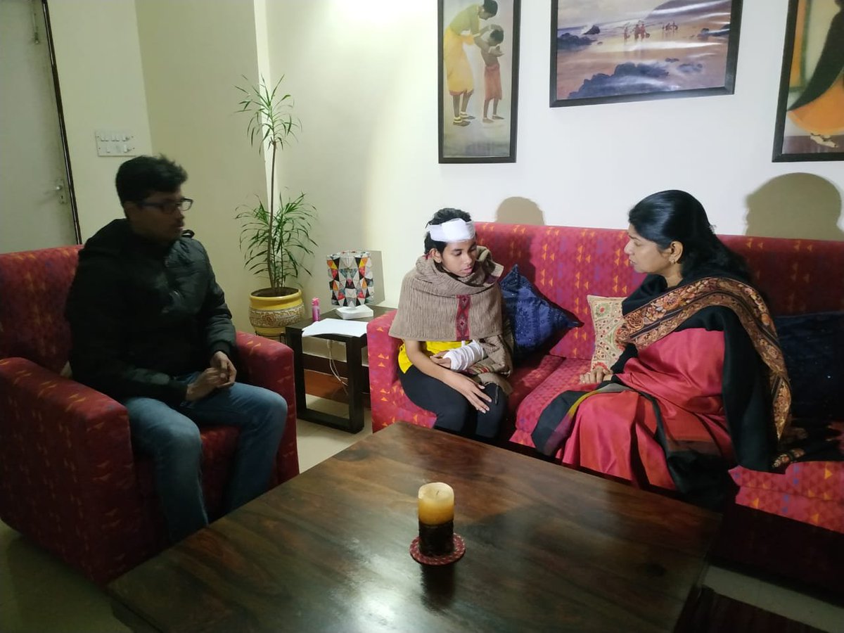 जेएनयू छात्र संघ अध्यक्ष आइशी घोष से मिलीं डीएमके सांसद कनिमोझी