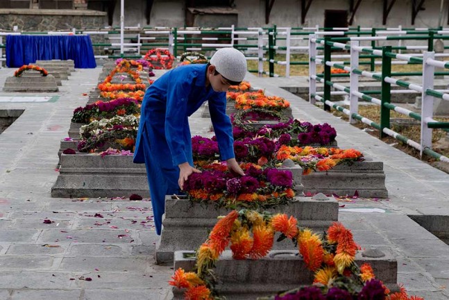 कश्मीर में 13 जुलाई के शहादत दिवस पर श्रद्धांजलि देता एक बच्चा।