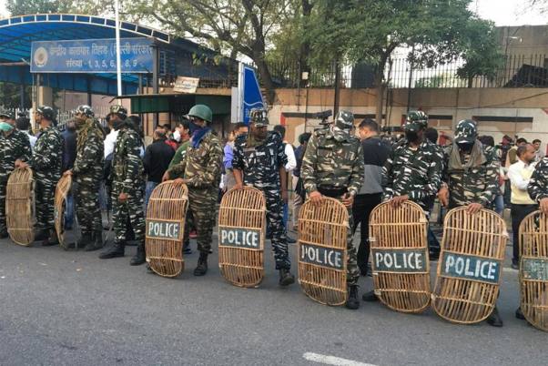 निर्भया के दोषियों को फांसी दिए जाने के बाद तिहाड़ जेल के एंट्री गेट के बाहर भारी मात्रा में तैनात सुरक्षाबल