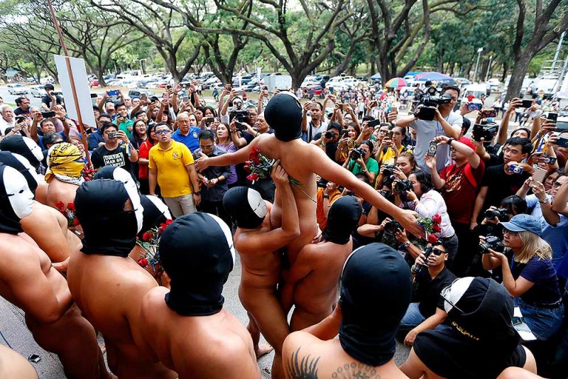 अपनी पारंपरिक दौड़ के दौरान फिलीपींस के एक प्रमुख विश्वविद्यालय के छात्र